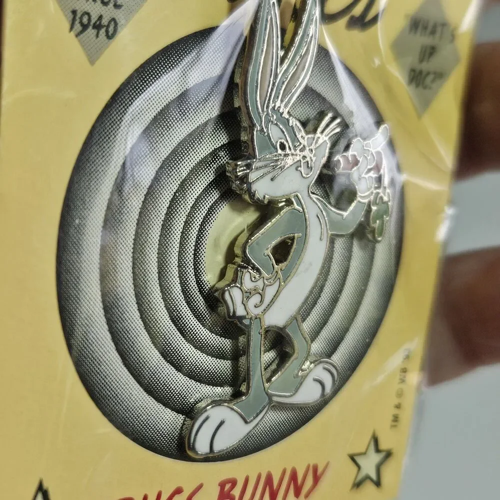 Looney Tunes Lapel Pin Bugs Bunny 1993 Warner Brothers Eating Carrot Classic